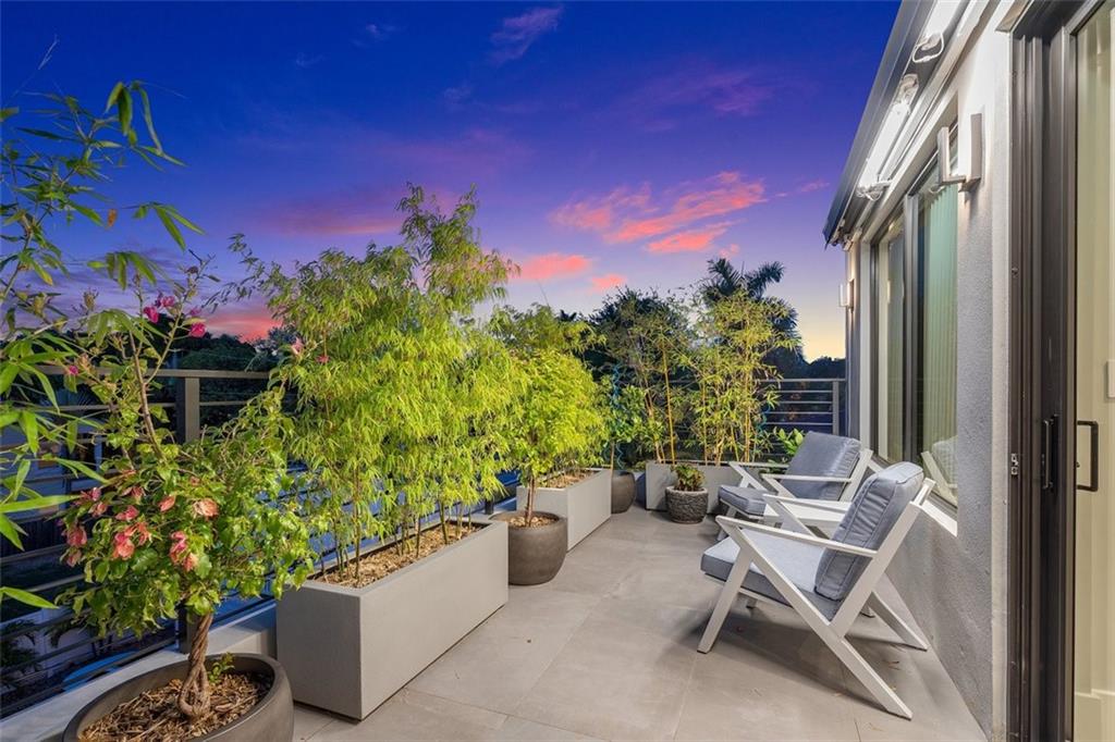 CURVE OFF LAS OLAS - Residential