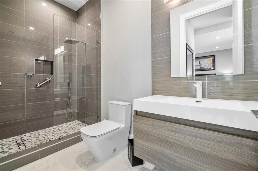 CURVE OFF LAS OLAS - Residential