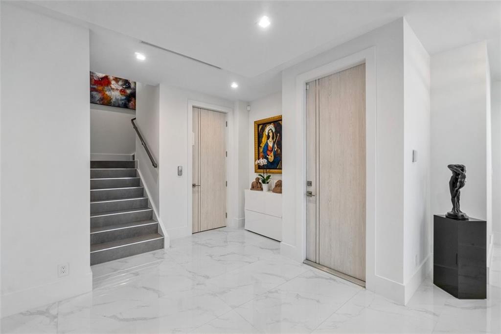 CURVE OFF LAS OLAS - Residential