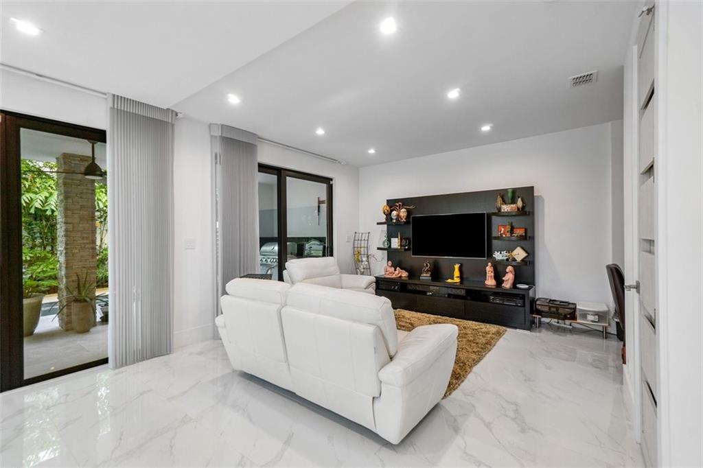 CURVE OFF LAS OLAS - Residential