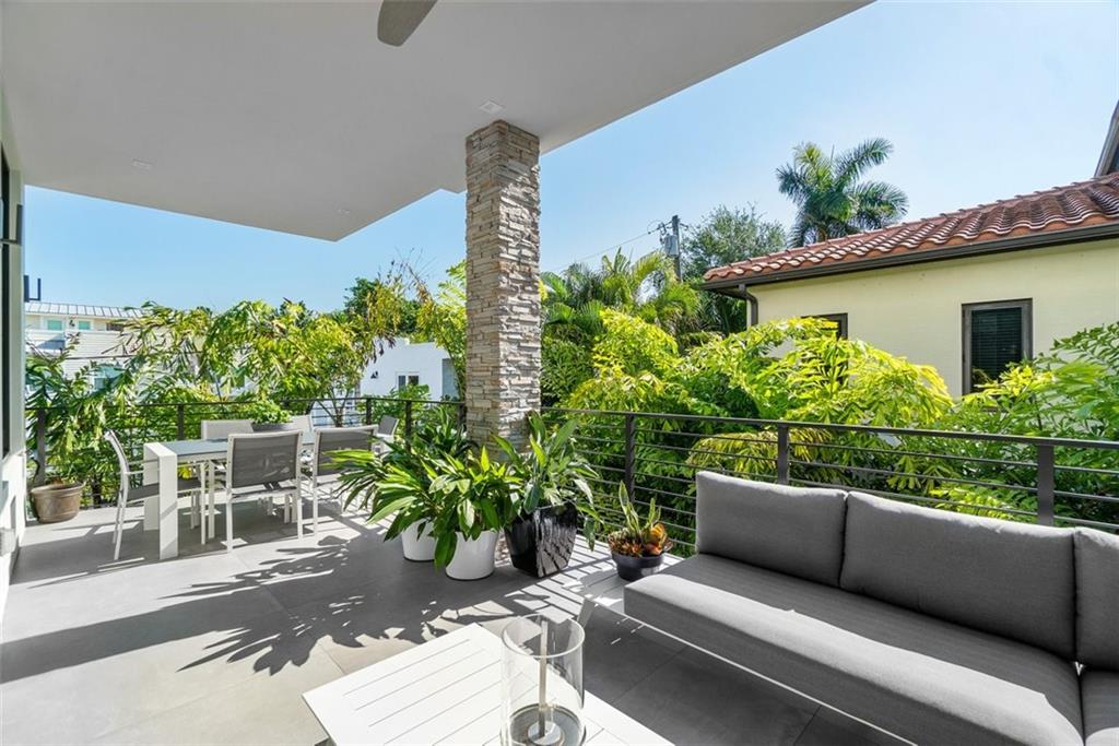 CURVE OFF LAS OLAS - Residential