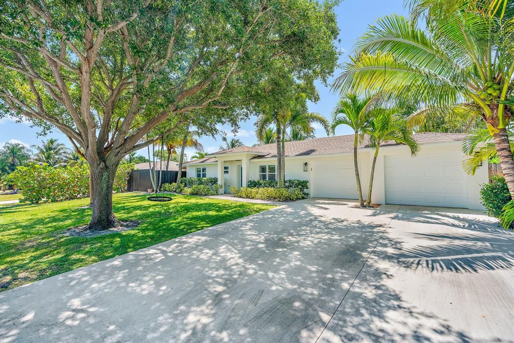 Photo of 106 Windsor Road E, Jupiter, FL 33469 (MLS # R10798361)