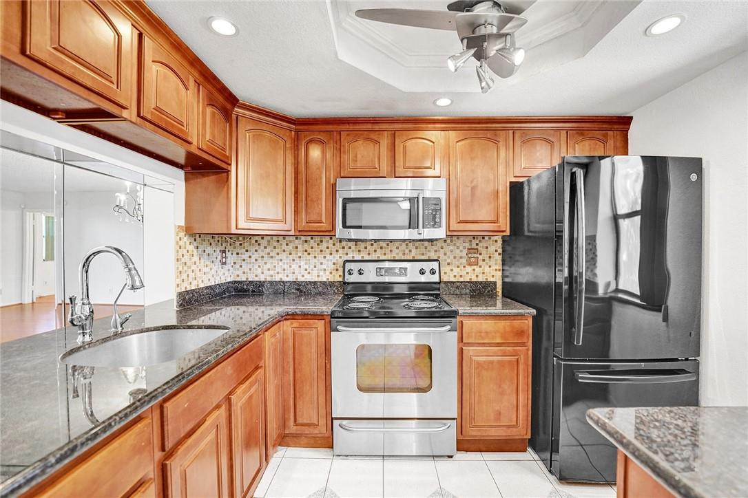 SUNRISE LAKES - Residential