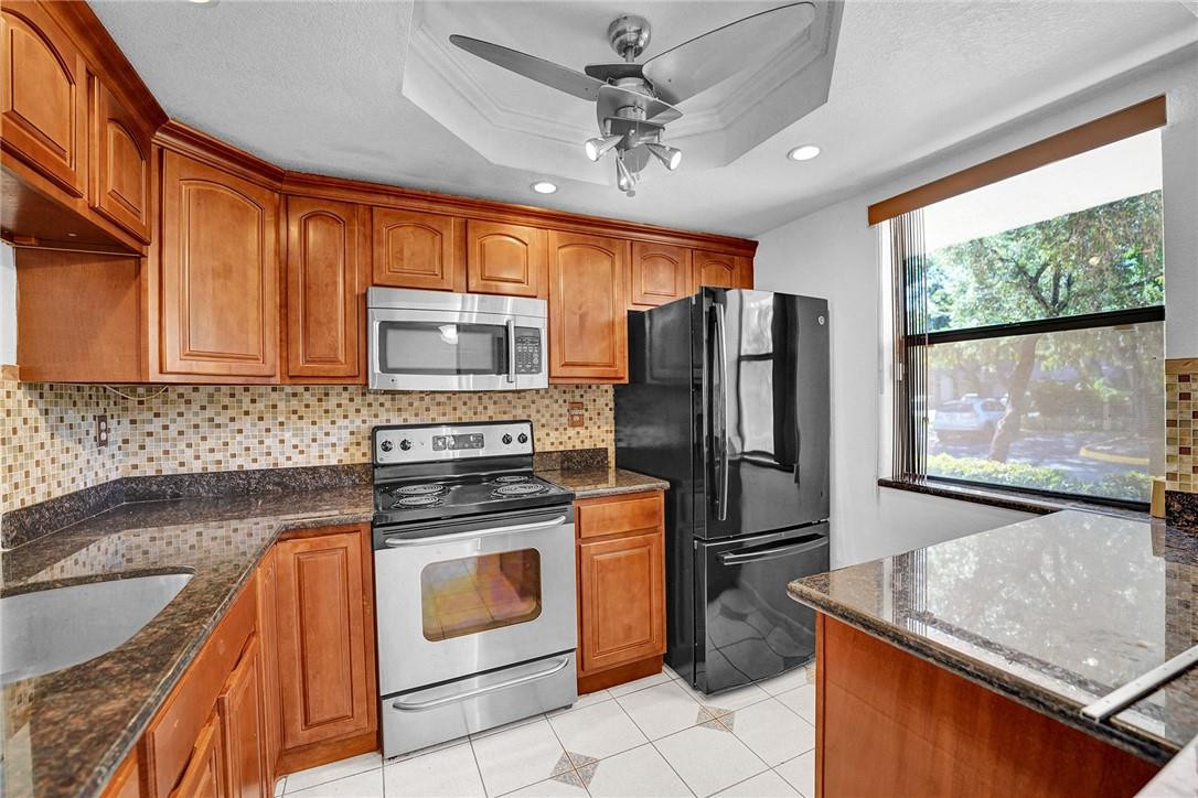 SUNRISE LAKES - Residential