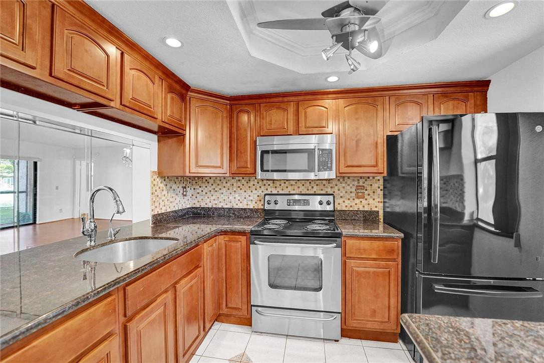 SUNRISE LAKES - Residential