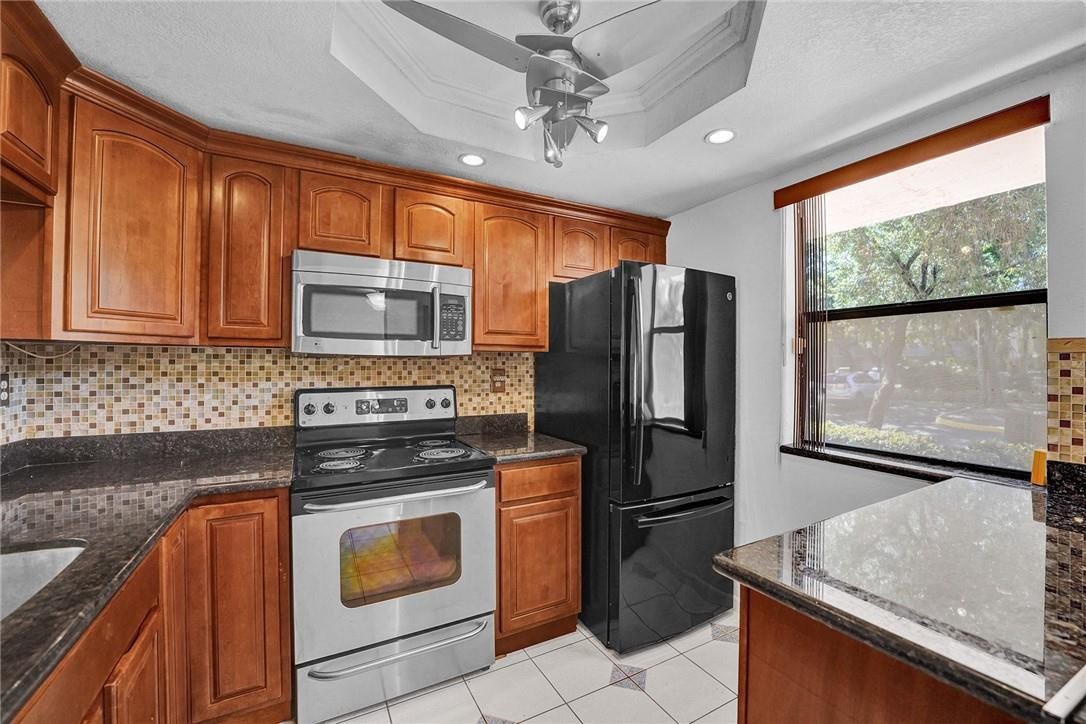 SUNRISE LAKES - Residential