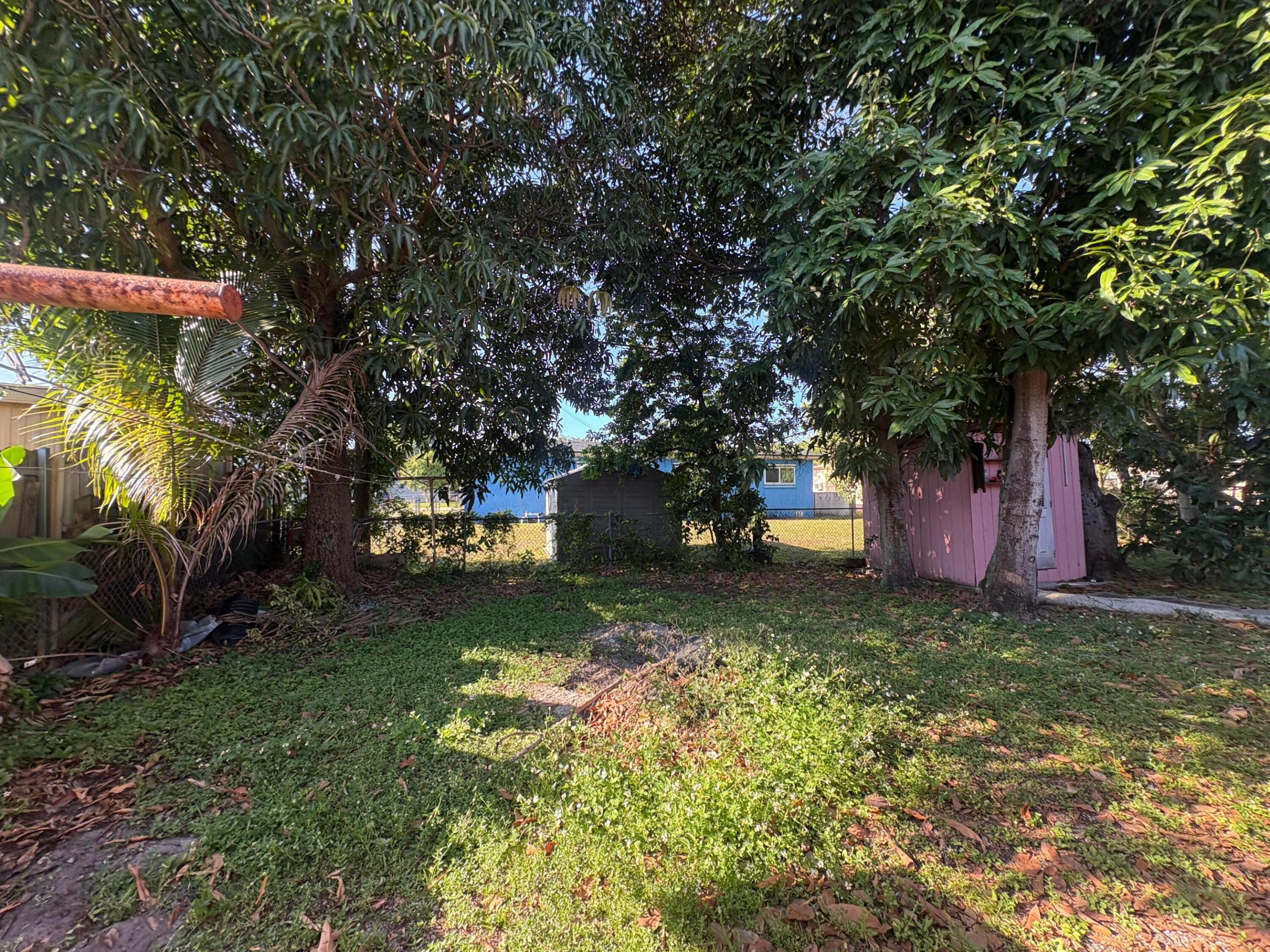 6TH ADDN TO LAWNDALE - Residential