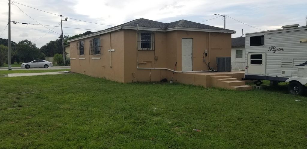 Photo of 1607 Avenue, Fort Pierce, FL 34950 (MLS # B26027169)