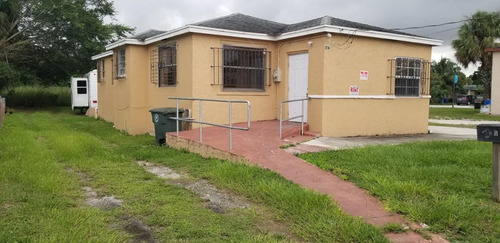 Photo of 1607 Avenue, Fort Pierce, FL 34950 (MLS # B26027169)