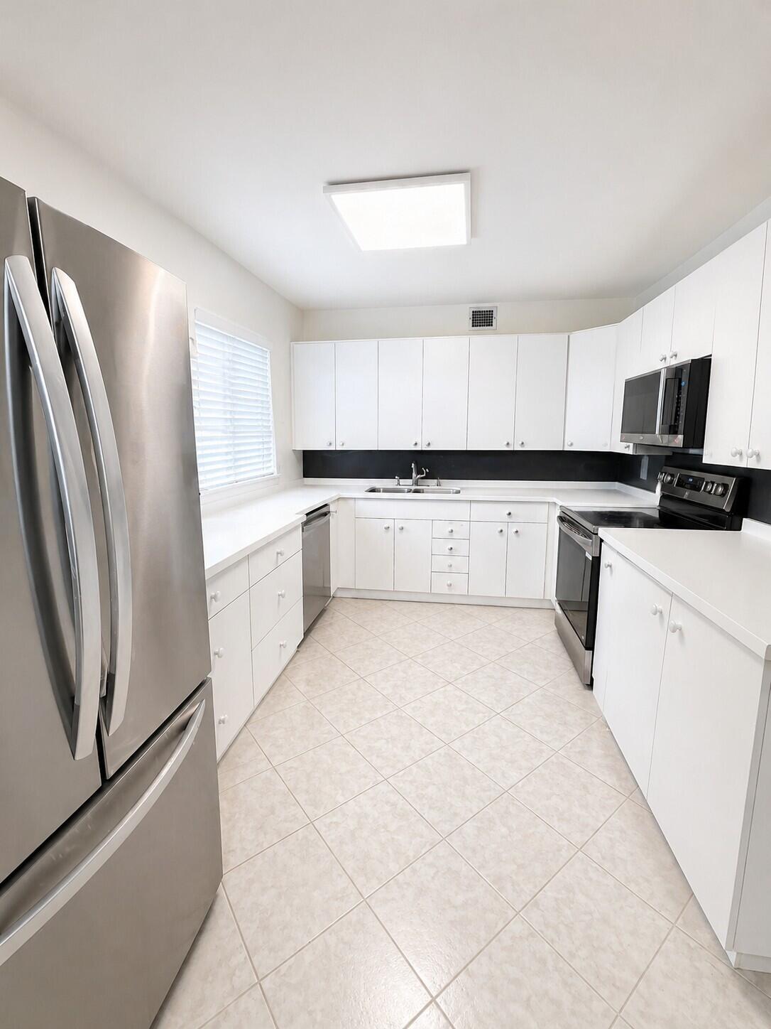 UPMINSTER J CONDO - Residential