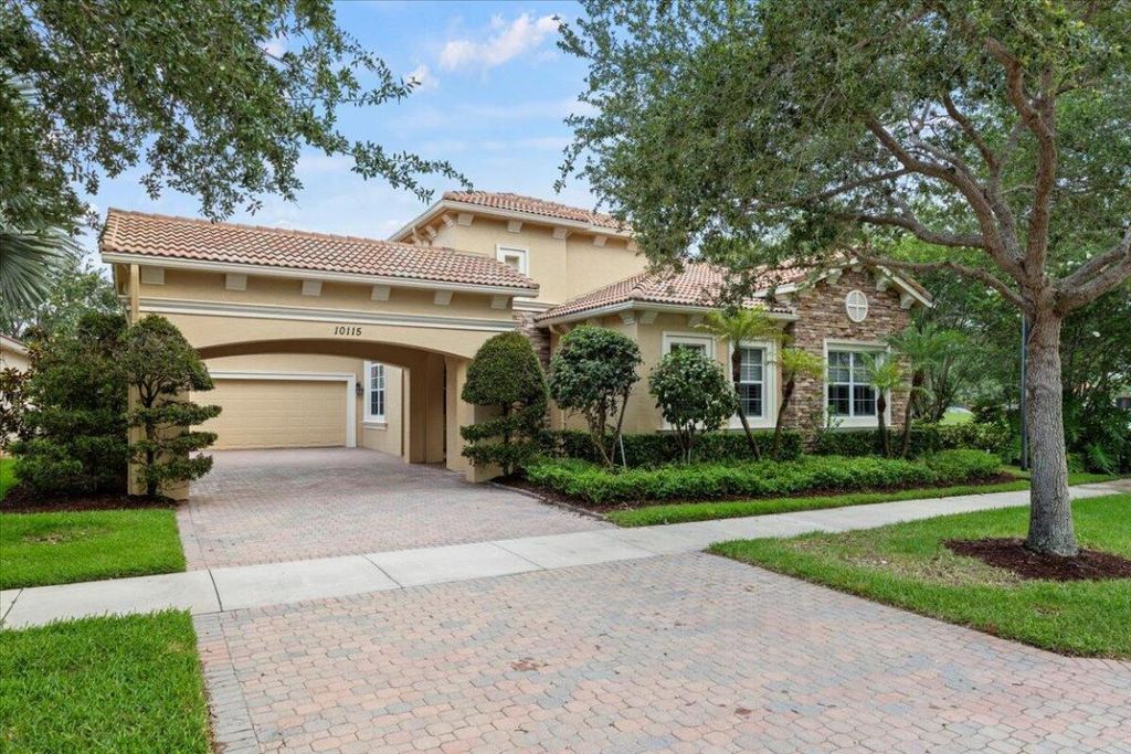 Photo of 10115 SW Nuova Way, Port Saint Lucie, FL 34986 (MLS # R10994976)
