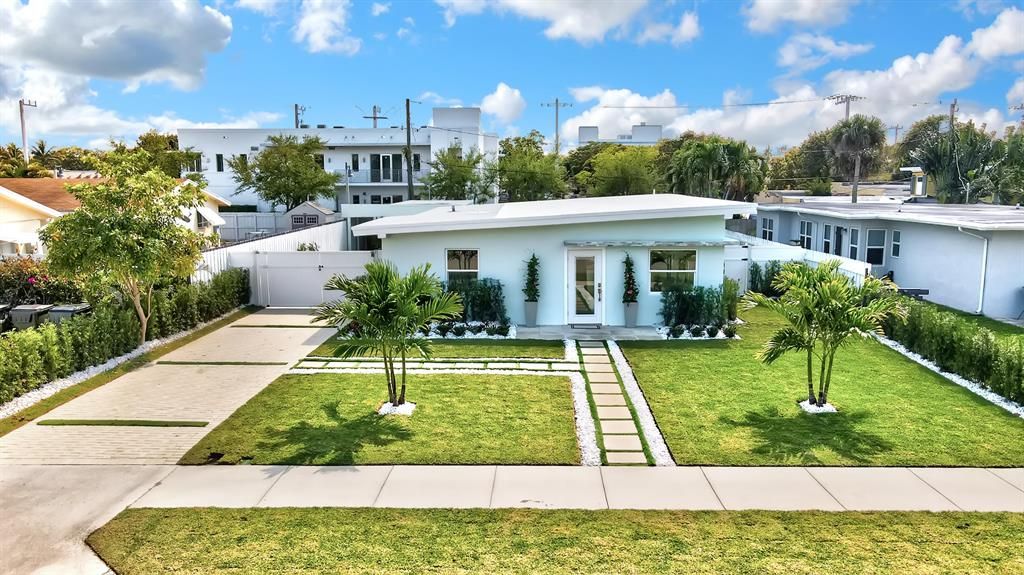 Photo of 228 NE 5th Street, Delray Beach, FL 33444 (MLS # R10697437)