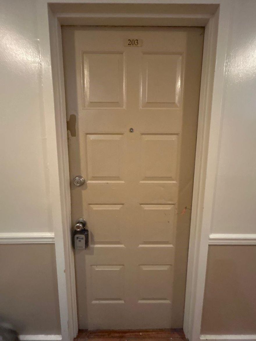 Welcome to this one bedroom one bathroom. East of US 1, close to all the hot restaurants and art galleries located in West Palm Beach, FL 33405. In the Pineapple and Sunshine Park areas. This cozy and inviting apartment is perfect for those who want to experience the relaxed coastal lifestyle of one of South Florida's most charming cities.
As you enter the apartment, you'll immediately notice the bright and airy atmosphere. The kitchen is fully equipped with a refrigerator and stove.