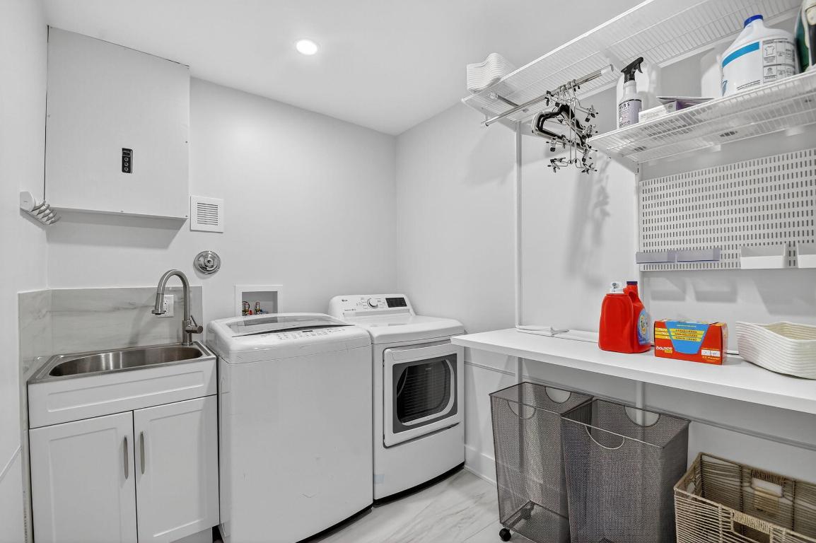 WELLINGTON AERO CLUB OF THE LANDINGS AT WELLINGTON - Residential Lease