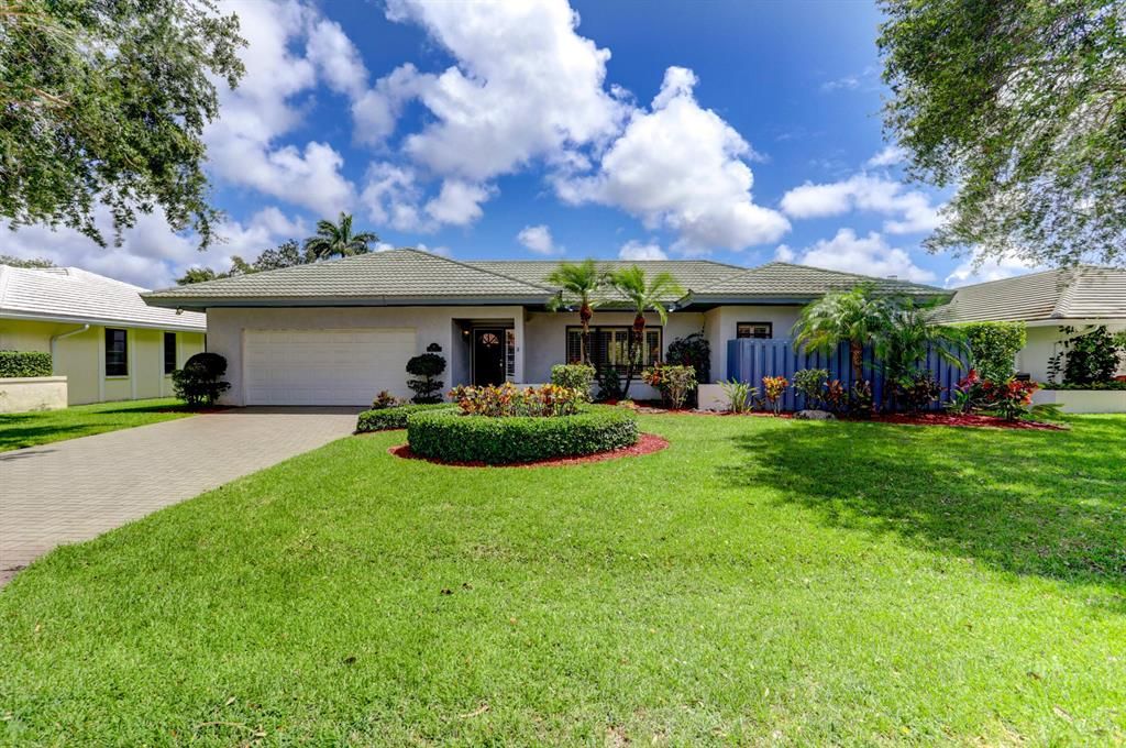 Photo of 16 Glengary Road, Palm Beach Gardens, FL 33418 (MLS # R10731285)