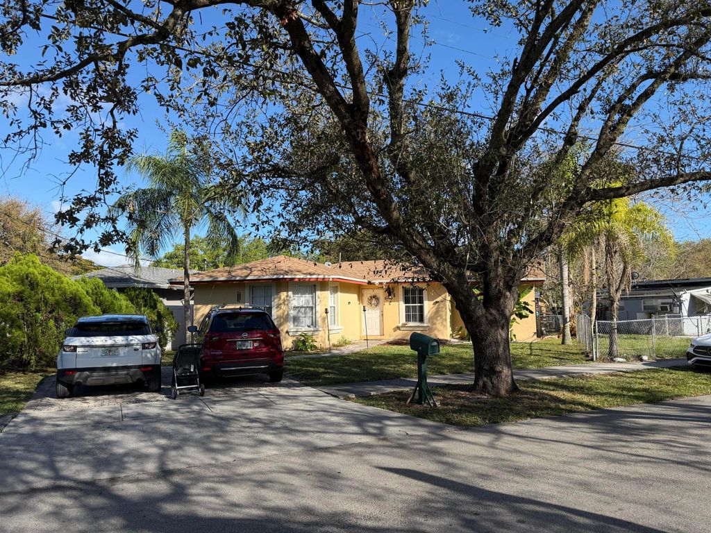Photo of 733 N 57th Avenue, Hollywood, FL 33021 (MLS # B26002388)