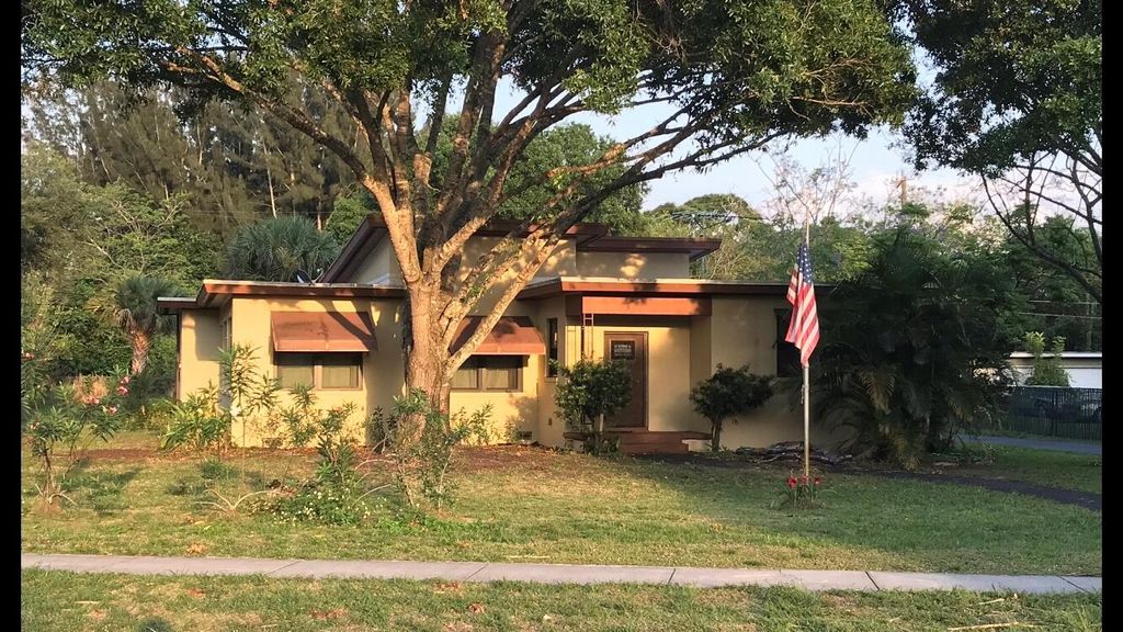 Photo of 3022 Sunrise Boulevard, Fort Pierce, FL 34982 (MLS # R10982121)