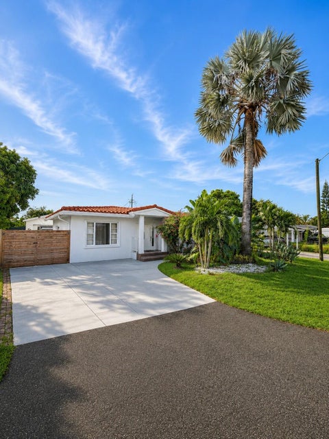 Photo of 4730 NE 3rd Avenue, Oakland Park, FL 33334 (MLS # B26066409)