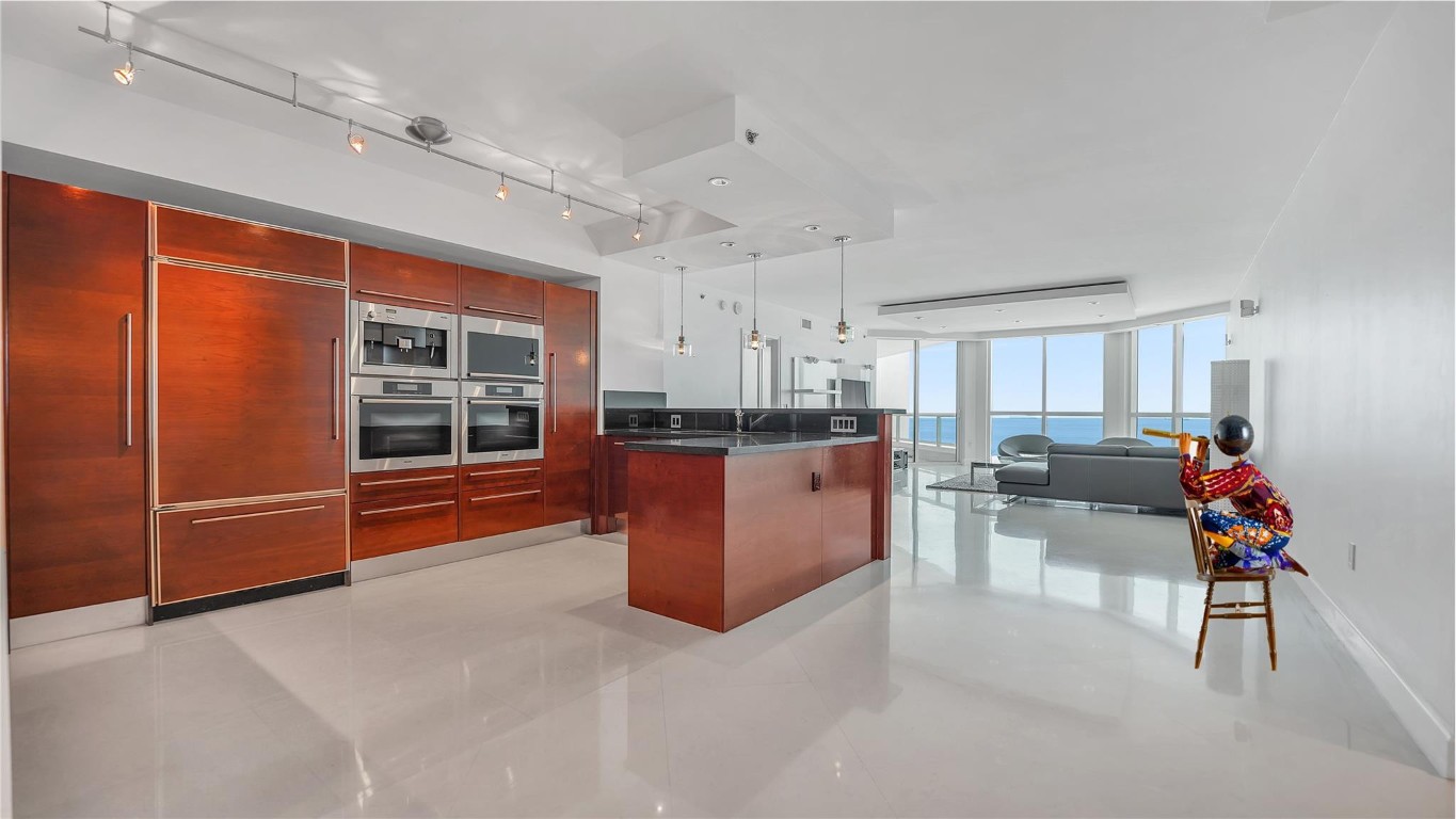 LAS OLAS BEACH CLUB - Residential