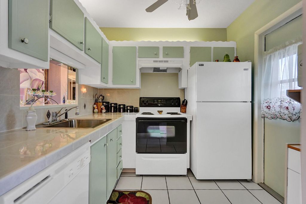 Photo of 4800 NW 35th St #612, Lauderdale Lakes, FL 33319 (MLS # F10540176)