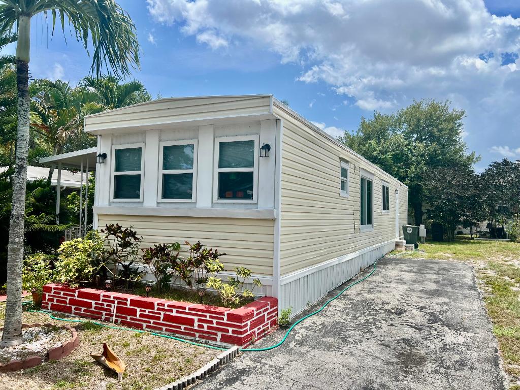 DEERFIELD LAKE - Residential