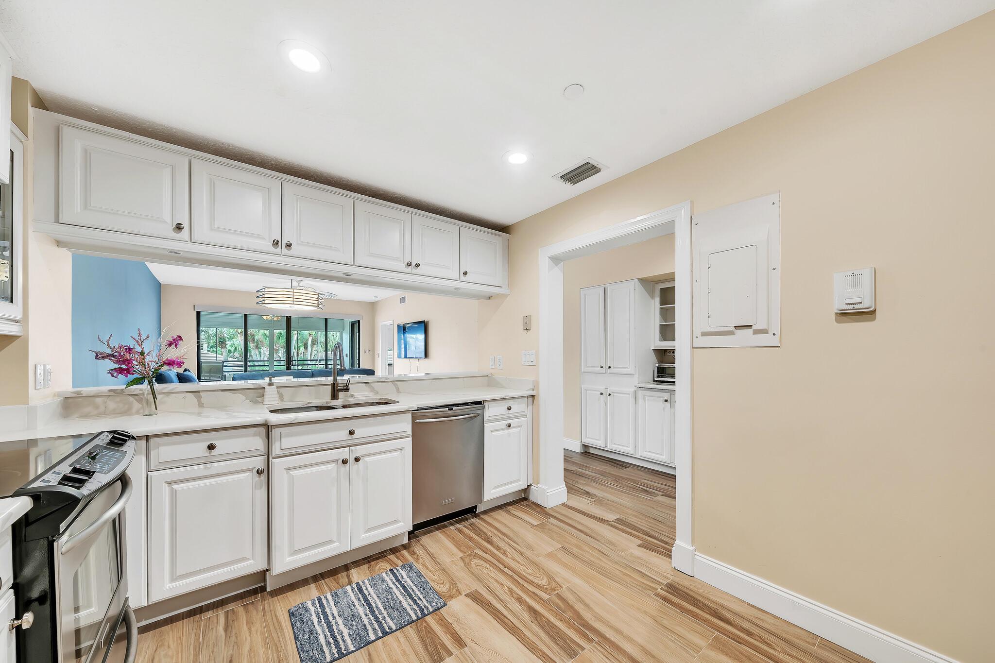 OAK HARBOUR CONDOS - Residential Lease