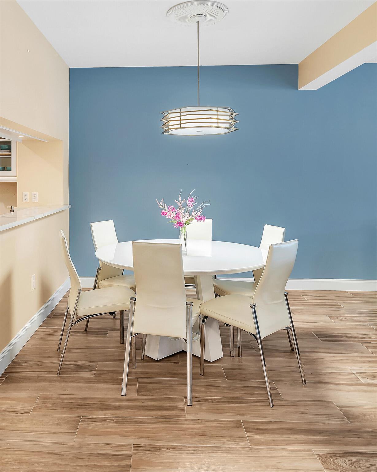 OAK HARBOUR CONDOS - Residential Lease