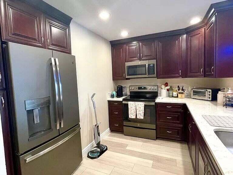 Gated Intracoastal Boating Community - Remodeled and updated 3/2 Move in Condition - one bedroom and bath 1st floor - master and guest bedroom 2nd floor. Impact windows and sliders thru-out. Luxury vinyl flooring on first level, automatic roll up blinds, Screened patio and open patio overlooking Marina and green space with gazebo - Remodeled Clubhouse with work out room - Resort style pool and hot tub - Minutes to the beach, Gardens Mall and great restaurants! Available 11/1/2022 for 4-6 month rentals. $8k per month includes cable/internet. Just minutes to popular restaurants, Doris Italian market and the Jupiter inlet by boat. Great location to watch the boat parade. Everything you need to enjoy the best that South Florida has to offer. Just minutes to Juno beach by car or bike.