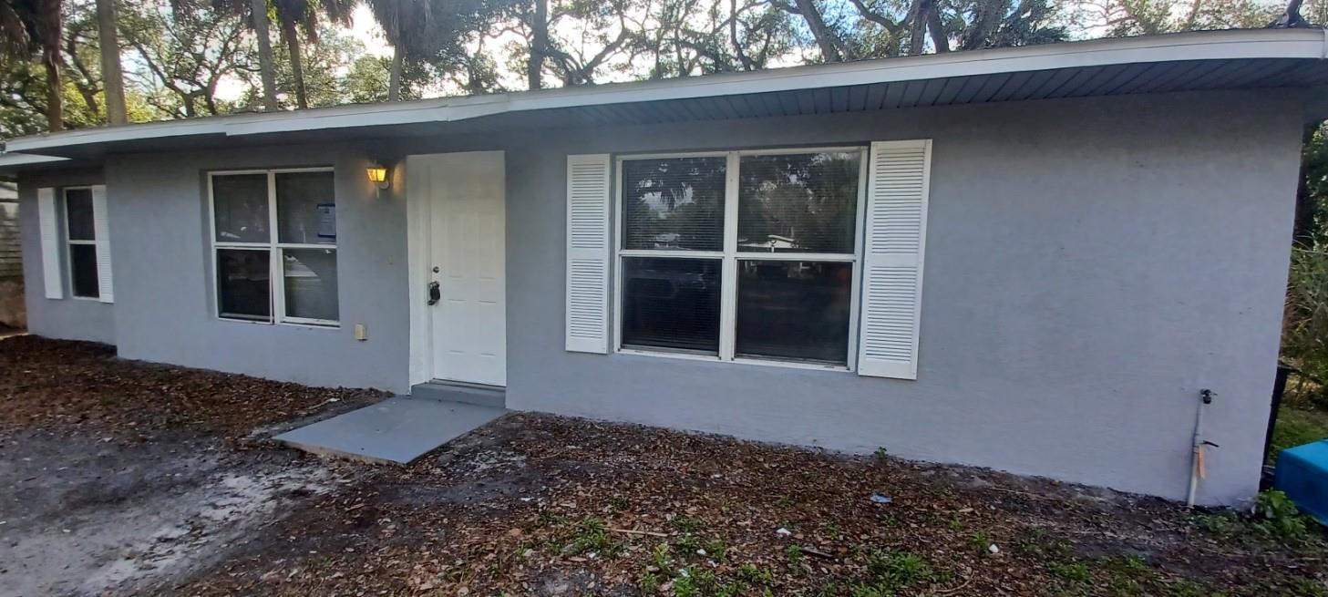3/2 HOME IN OKEECHOBEE FOR RENT, TILE THROUGHOUT. SPACIOUS BACKYARD, PLENTY OF FRONT PARKING. 1 SMALL PET WELCOME, WITH NONREFUNDABLE PET FEE. SEC. 8 VOUCHER WELCOME. CREDIT, BACKGROUND, INCOME MUST EQUAL 2XS THE RENT RATE.