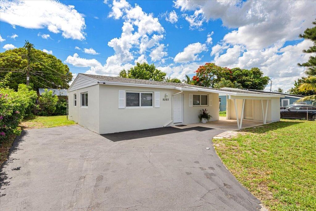 Photo of 9265 Bloomfield Drive, Palm Beach Gardens, FL 33410 (MLS # R11000107)