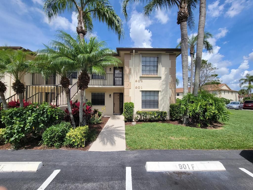 Photo of 901 Pinecrest Circle #F, Jupiter, FL 33458 (MLS # R10704509)