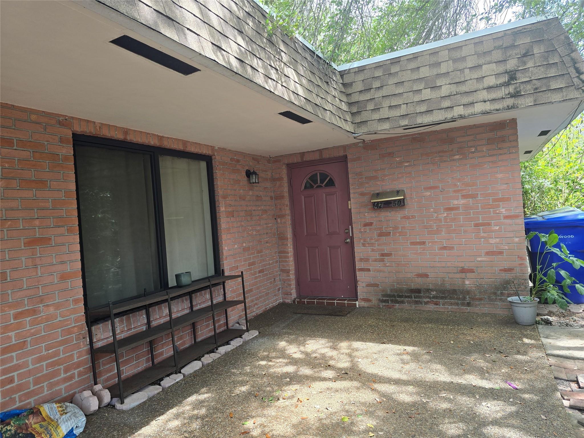 Beautiful, updated 2/2 close to everything. 4 miles from Beach, 2 miles from Dania Point or Oakwood Plaza. wonderful neighborhood. Washer/Dryer in unit, 2 parking spaces, natural low maintenance landscaping with trees. Must see!