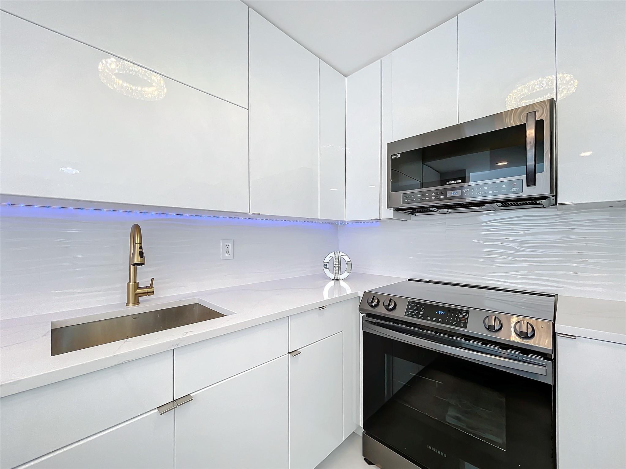 2017 S Ocean Dr 1206