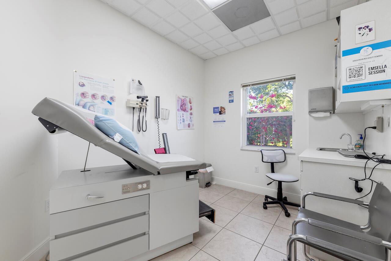 BOYNTON ISLES - Commercial Sale