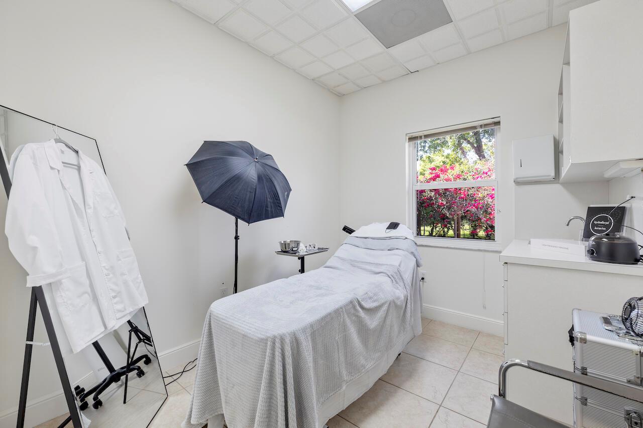 BOYNTON ISLES - Commercial Sale