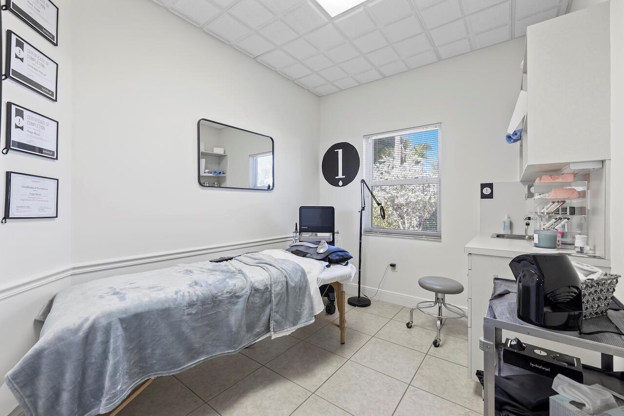 BOYNTON ISLES - Commercial Sale