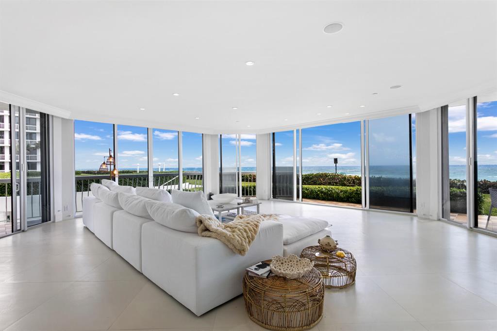 TWENTY ONE HUNDRED CONDO - SLOANS CURVE - Residential