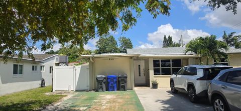 Photo of 2311 N 58th Avenue, Hollywood, FL 33021 (MLS # B26017904)