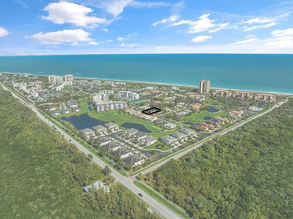 Photo of 68 Southpointe Drive, Fort Pierce, FL 34949 (MLS # R10954844)