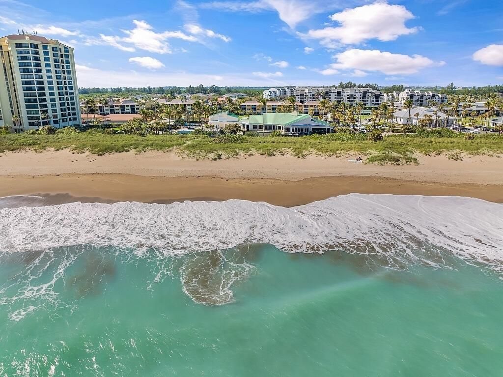 Photo of 68 Southpointe Drive, Fort Pierce, FL 34949 (MLS # R10954844)