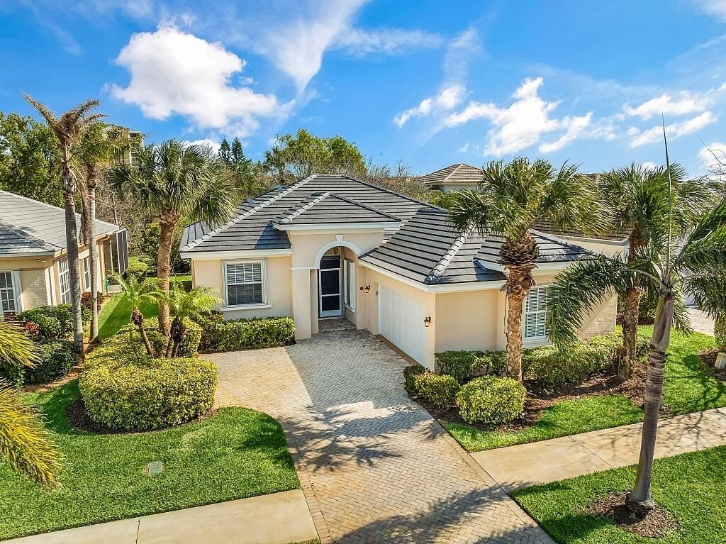 Photo of 68 Southpointe Drive, Fort Pierce, FL 34949 (MLS # R10954844)