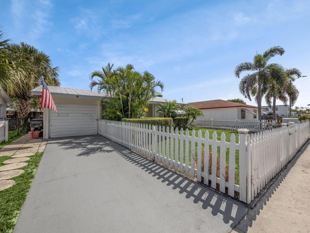 NORTH LAKE WORTH - Residential