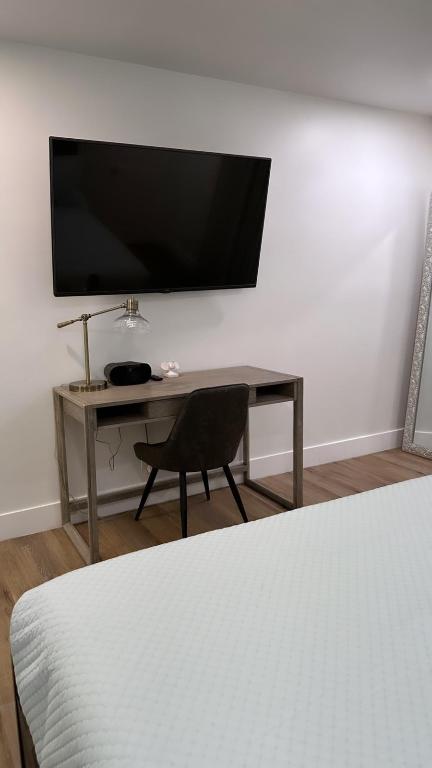 SUGAR POND MANOR OF WELLI - Residential Lease