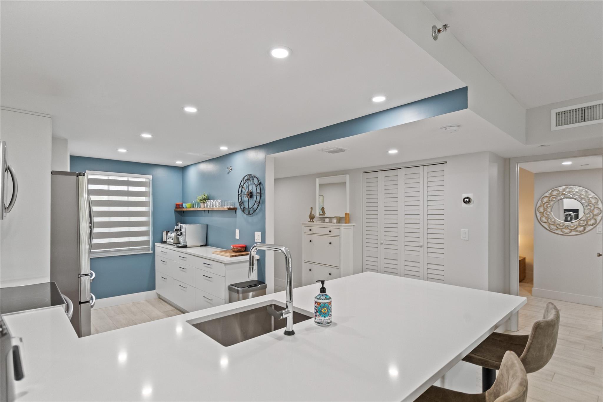 4015 W Palm Aire Dr 305