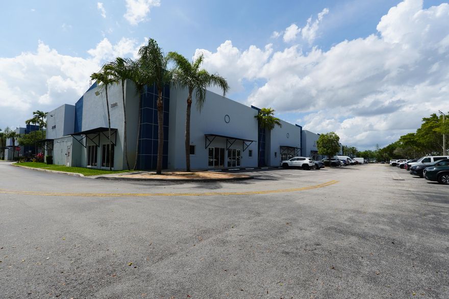 4,500 SQFT warehouse fully under A/C in the highly sought-after West Pembroke Pines area. This versatile space features extensive office build-out, making it ideal for a wide range of business operations. Conveniently located near major highways for easy access and logistics. Perfect opportunity for investors or businesses looking to scale. Currently configured for a media or content production company, offering a turnkey setup for creative or digital enterprises.