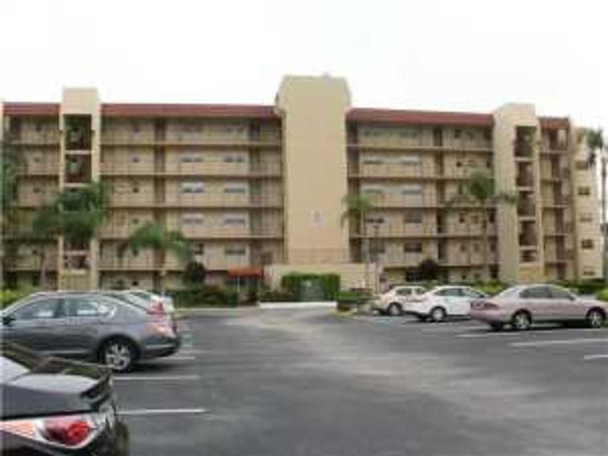 TOP FLOOR OVERLOOKING GOLF COURSE. NEW KITCHEN APPLIANCES. 2 BEDROOM, 2 BATH, SCREENED BALCONY WITH VISTA VIEW, WASHER & DRYER, FURNITURE WILL REMAIN IF DESIRED. SEPARATE DINING ROOM. MOVE IN READY. SNOW-BIRD READY. ACROSS FROM CLUBHOUSE & POOL. tOP FLOOR 2 BEDROOM 2 BATH PANORAMIC VIEW OF THE GOLF COURSE. BUILDING IS DIRECTLY ACROSS FROM THE CLUBHOUSE, POOL AND TENNI S COURT. BRAND NEW GLASS-TOP RANGE, OVER-THE-RANGE MICROWAVE, REFRIGERATOR AND DISHWASHER. CONDO ALSO FEATURES A STACK WASHER AND DRYER. FULLY FURNISHED OR NOT-YOUR CHOICE. SNOW-BIRD, SECOND HOME OR YEAR-ROUND LIVING.