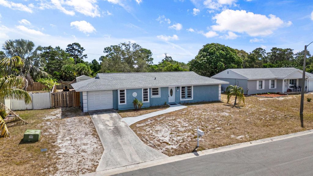 Photo of 1337 SE Roanoke Street, Port Saint Lucie, FL 34952 (MLS # R10983083)