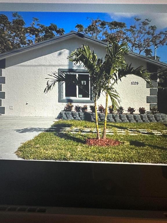 Totally renovated 3 bedrom, 1 bathroom with laminate flooring throughout. New Roof and Central Air. Beautiful manicured and fully fenced in backyard,. Minute drive to Intercostal, and shops and restaurants in Historic Northwood. Great Starter House for First Time Buyers. Income Restriction apply. NO INVESTORS!
