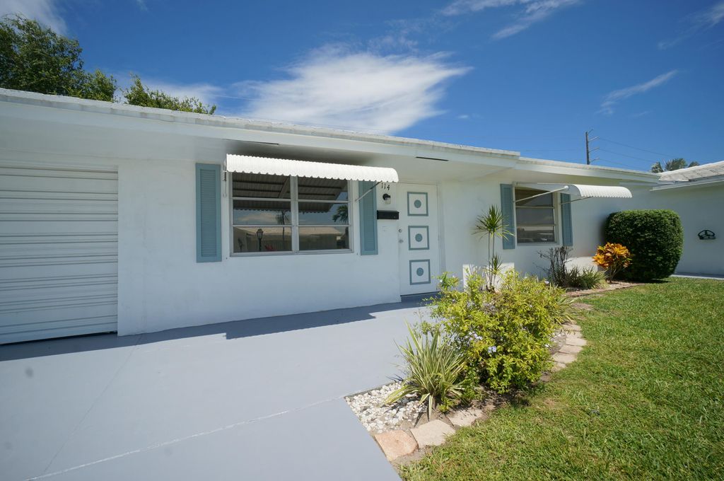 Photo of 114 SW 8th Place, Boynton Beach, FL 33426 (MLS # R11099496)