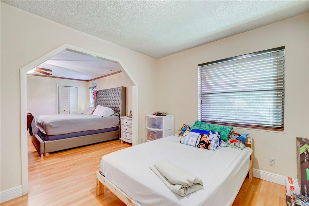 Oak Wood 80-39 B - Residential